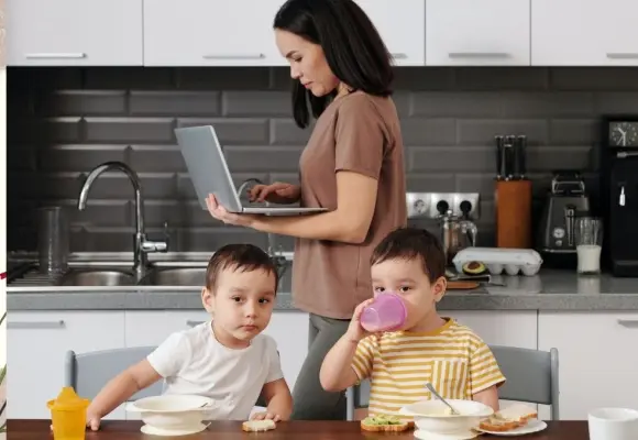 Más mujeres ganan lo mismo que sus parejas, pero continúan trabajando lo mismo en casa