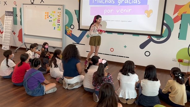 Thalía Luján durante la impartición del taller: “Estoy creciendo: mi primera menstruación” Thalía Luján durante la impartición del taller: “Estoy creciendo: mi primera menstruación”