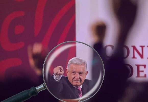 ¿Por qué es grave que AMLO exponga datos personales? Expertos nos explican