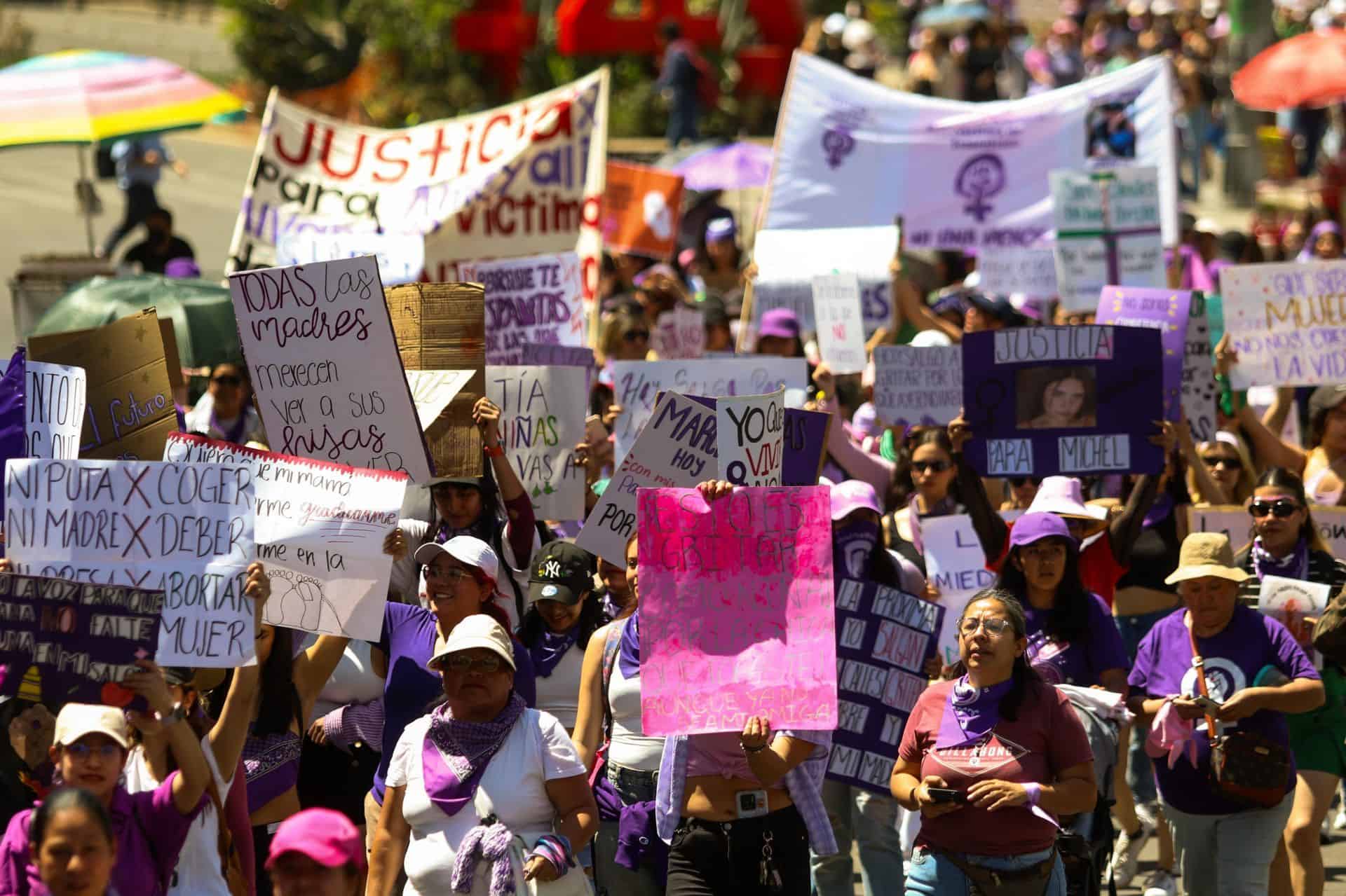 Así se vive la marcha del 8M (Fotogalería)