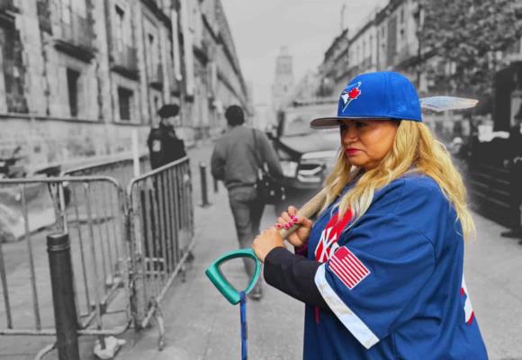 Vengo a entregar la pala con la que busco a mis hijos: Ceci Flores a AMLO