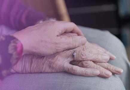 Cuidar a las cuidadoras: el desgaste invisible de quienes ponen el cuerpo