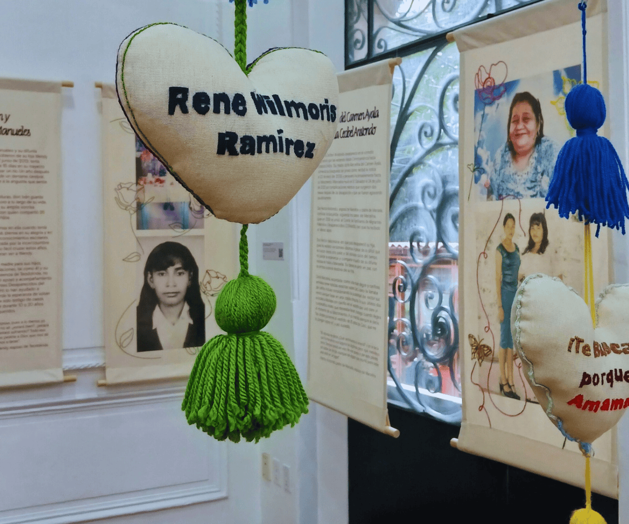 “Tejer Memoria”, una exposición que rinde homenaje a las personas buscadoras