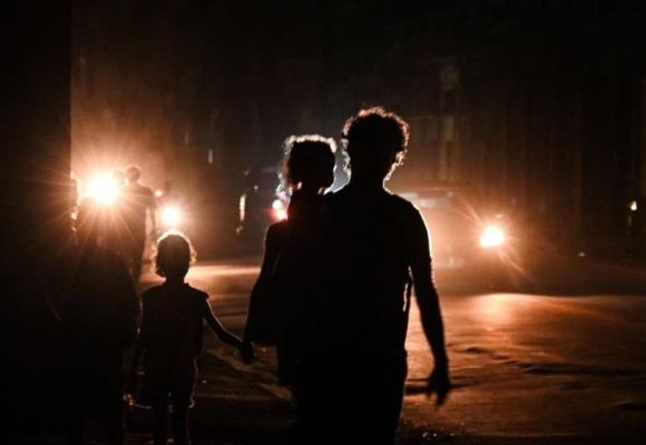 Apagón en Cuba: la crisis energética afecta más a mujeres y adultos mayores
