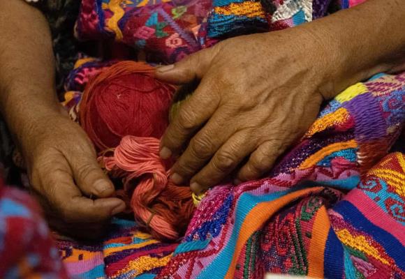Voces tejidas entre hilos: la historia de Xochitl y su lucha como artesana
