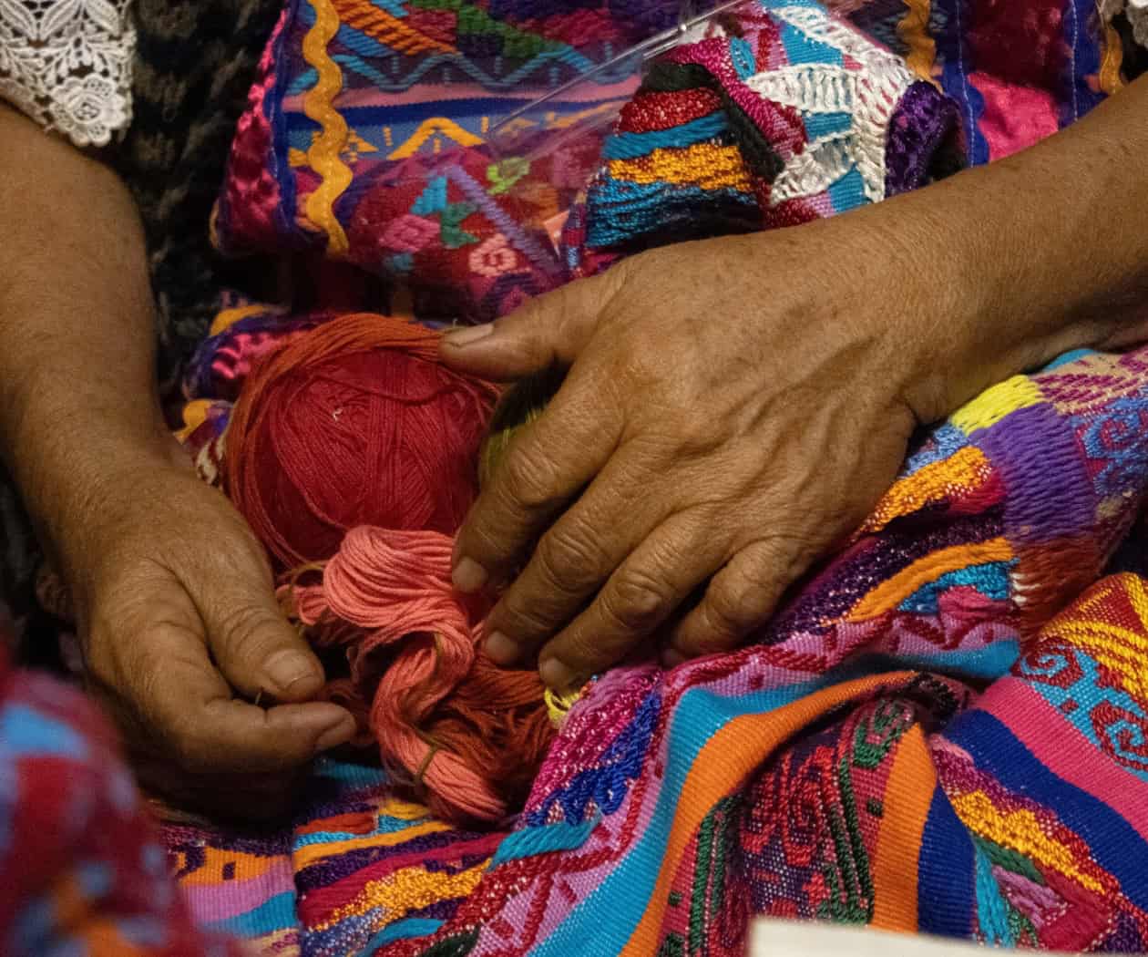 Voces tejidas entre hilos: la historia de Xochitl y su lucha como artesana Voces tejidas entre hilos: la historia de Xochitl y su lucha como artesana