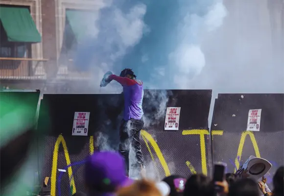 Denuncian represi&oacute;n en las marchas del 8M en al menos 11 estados