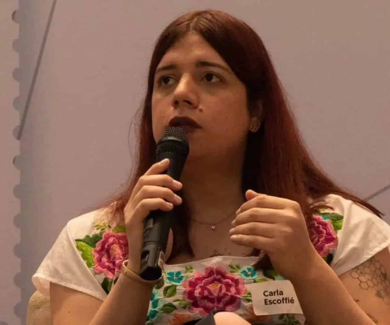 Carla Escoffié enfrenta acoso digital por criticar al cartel inmobiliario