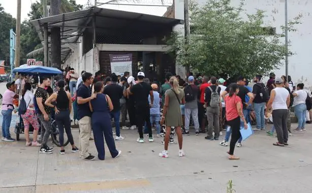 “Todo el procedimiento ante la COMAR es gratis”, señala un letrero frente a una multitud de personas esperando por algún trámite en la COMAR 2 en Tapachula, Chiapas. / Foto: Benjamín Alfaro “Todo el procedimiento ante la COMAR es gratis”, señala un letrero frente a una multitud de personas esperando por algún trámite en la COMAR 2 en Tapachula, Chiapas. / Foto: Benjamín Alfaro