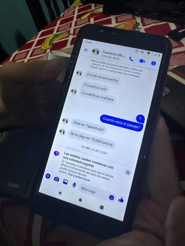 Por medio de Facebook, un joven ingeniero de origen colombiano contrató los servicios de un “guía” para cruzar la frontera de Guatemala a México, donde pensaba buscar un empleo. Pero el viaje que le cobraban inicialmente en 10,000 pesos (500 USD) resultó más caro porque el “guía” le hizo retirar más dinero de su tarjeta bancaria tras cruzar la frontera. El joven se quedó sin dinero y al momento de la entrevista se encontraba en un albergue para migrantes en Tapachula. / Foto: Conexión Migrante y Factchequeado Por medio de Facebook, un joven ingeniero de origen colombiano contrató los servicios de un “guía” para cruzar la frontera de Guatemala a México, donde pensaba buscar un empleo. Pero el viaje que le cobraban inicialmente en 10,000 pesos (500 USD) resultó más caro porque el “guía” le hizo retirar más dinero de su tarjeta bancaria tras cruzar la frontera. El joven se quedó sin dinero y al momento de la entrevista se encontraba en un albergue para migrantes en Tapachula. / Foto: Conexión Migrante y Factchequeado