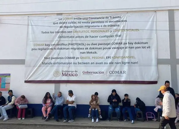 Afuera de la COMAR de Naucalpan, en el Estado de México, luce una manta que anuncia que todos los trámites son gratuitos. / Fotos: Nadia Sanders y María Ruiz Afuera de la COMAR de Naucalpan, en el Estado de México, luce una manta que anuncia que todos los trámites son gratuitos. / Fotos: Nadia Sanders y María Ruiz