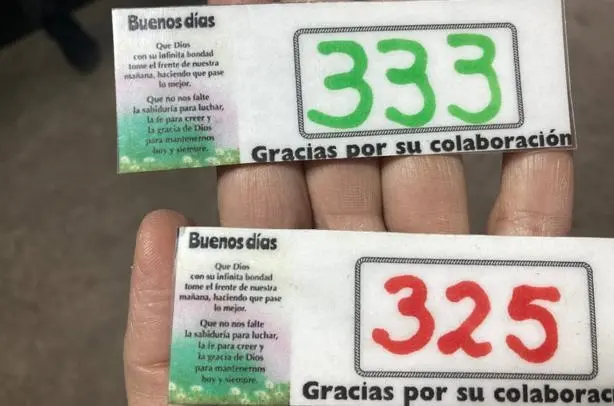 Estos son los turnos que da un grupo de personas que tiene el control de la cola afuera de COMAR en Naucalpan, Estado de México. / Foto: Nadia Sanders Estos son los turnos que da un grupo de personas que tiene el control de la cola afuera de COMAR en Naucalpan, Estado de México. / Foto: Nadia Sanders