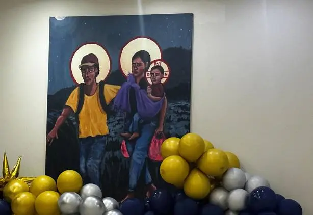 Casa Indi, en la ciudad de Monterrey, ofrece entre 400 y 700 comidas tres veces al día, cuenta con un dormitorio para personas en situación de calle y tiene un espacio para mujeres con niños o familias en contexto de movilidad. A inicios de mayo de este año había poco más de 70 personas migrantes que decidieron quedarse en México tras el cierre de la frontera de Estados Unidos. Su director, Marcos Montealvo, explica que trabaja en crear una plataforma de registro de migrantes en busca de empleo. / Foto: Nadia Sanders Casa Indi, en la ciudad de Monterrey, ofrece entre 400 y 700 comidas tres veces al día, cuenta con un dormitorio para personas en situación de calle y tiene un espacio para mujeres con niños o familias en contexto de movilidad. A inicios de mayo de este año había poco más de 70 personas migrantes que decidieron quedarse en México tras el cierre de la frontera de Estados Unidos. Su director, Marcos Montealvo, explica que trabaja en crear una plataforma de registro de migrantes en busca de empleo. / Foto: Nadia Sanders