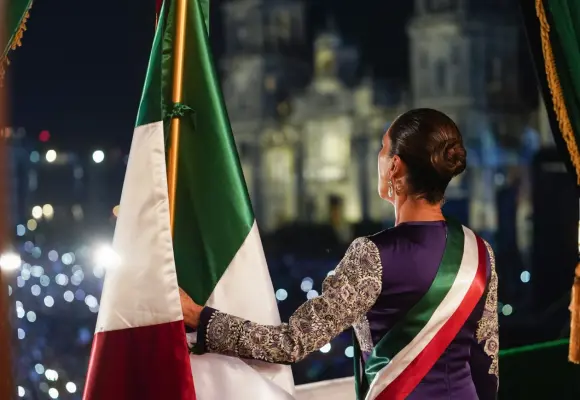 Insurgentas y escolta de mujeres marcan el primer Grito de Sheinbaum