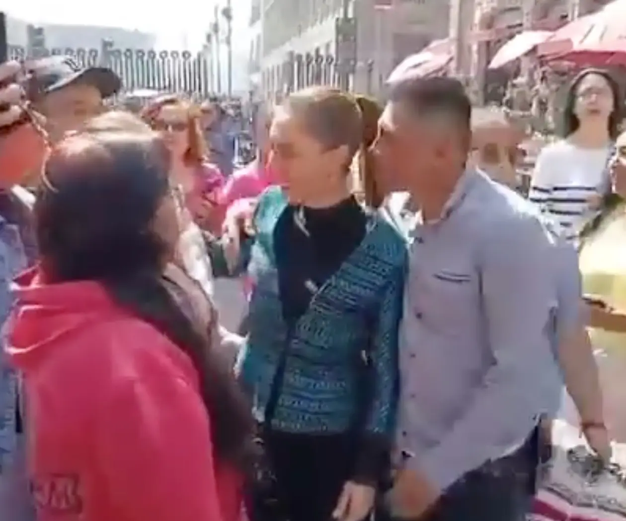 Un hombre acosa a Claudia Sheinbaum durante caminata en el Centro Histórico