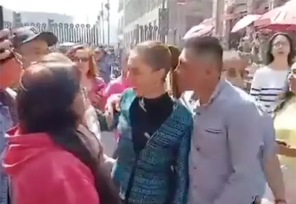 Un hombre acosa a Claudia Sheinbaum durante caminata en el Centro Histórico