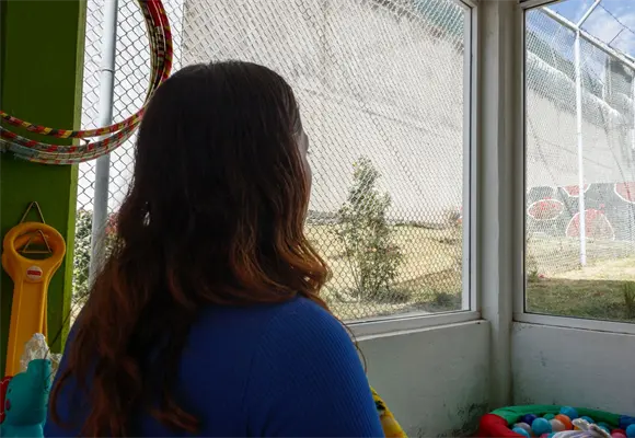 "Son un milagro": la historia de Monse siendo madre bajo custodia en México